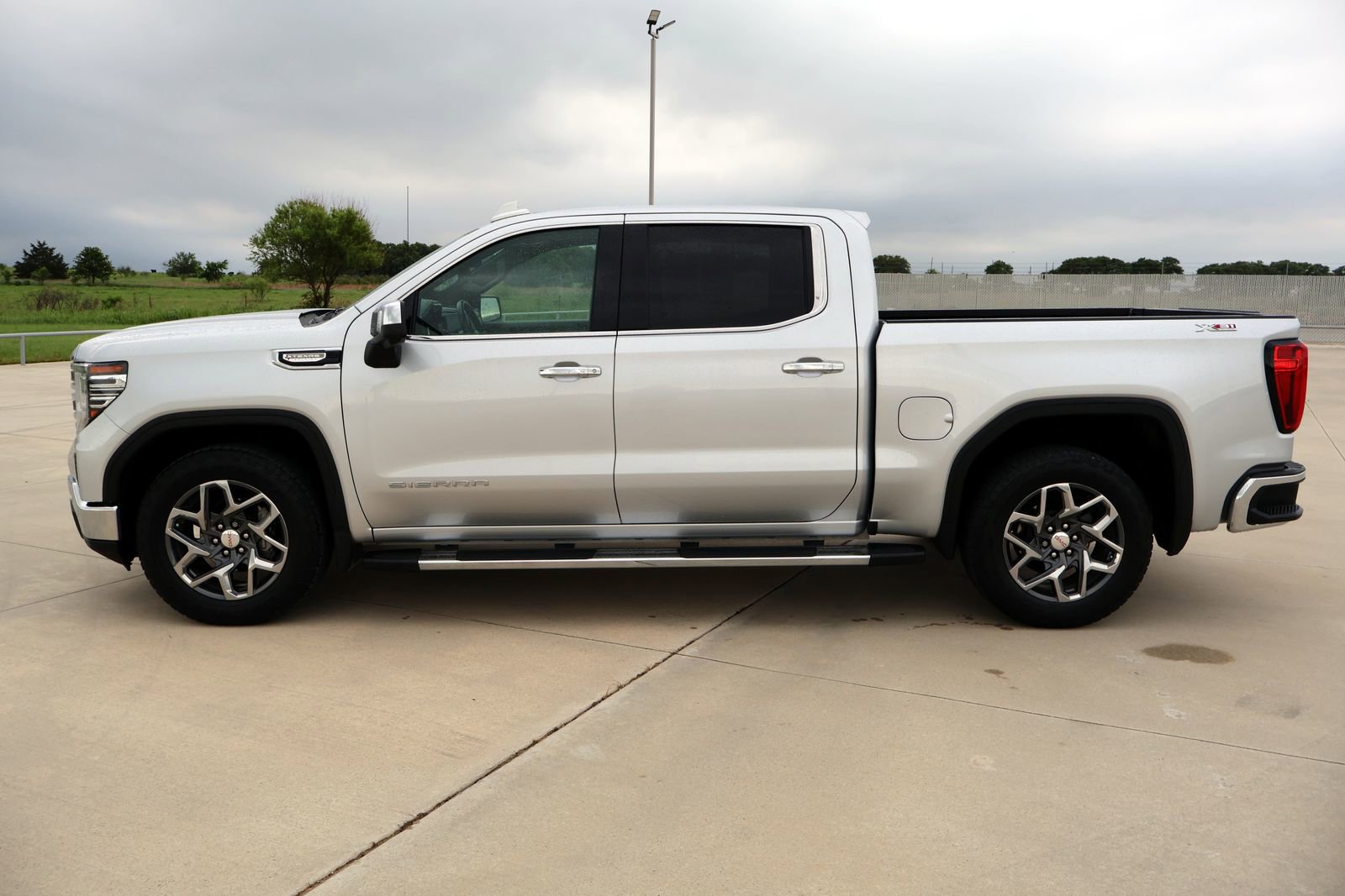 Used 2022 GMC Sierra 1500 SLT AWD/4WD image 2