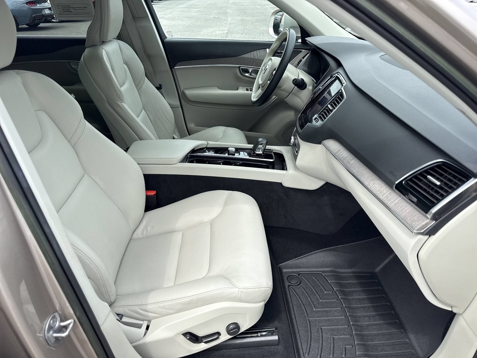 Used 2023 Volvo XC90 B6 Plus AWD/4WD image 37