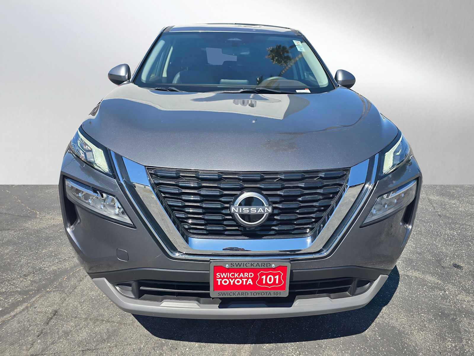 Used 2023 Nissan Rogue SV image 2