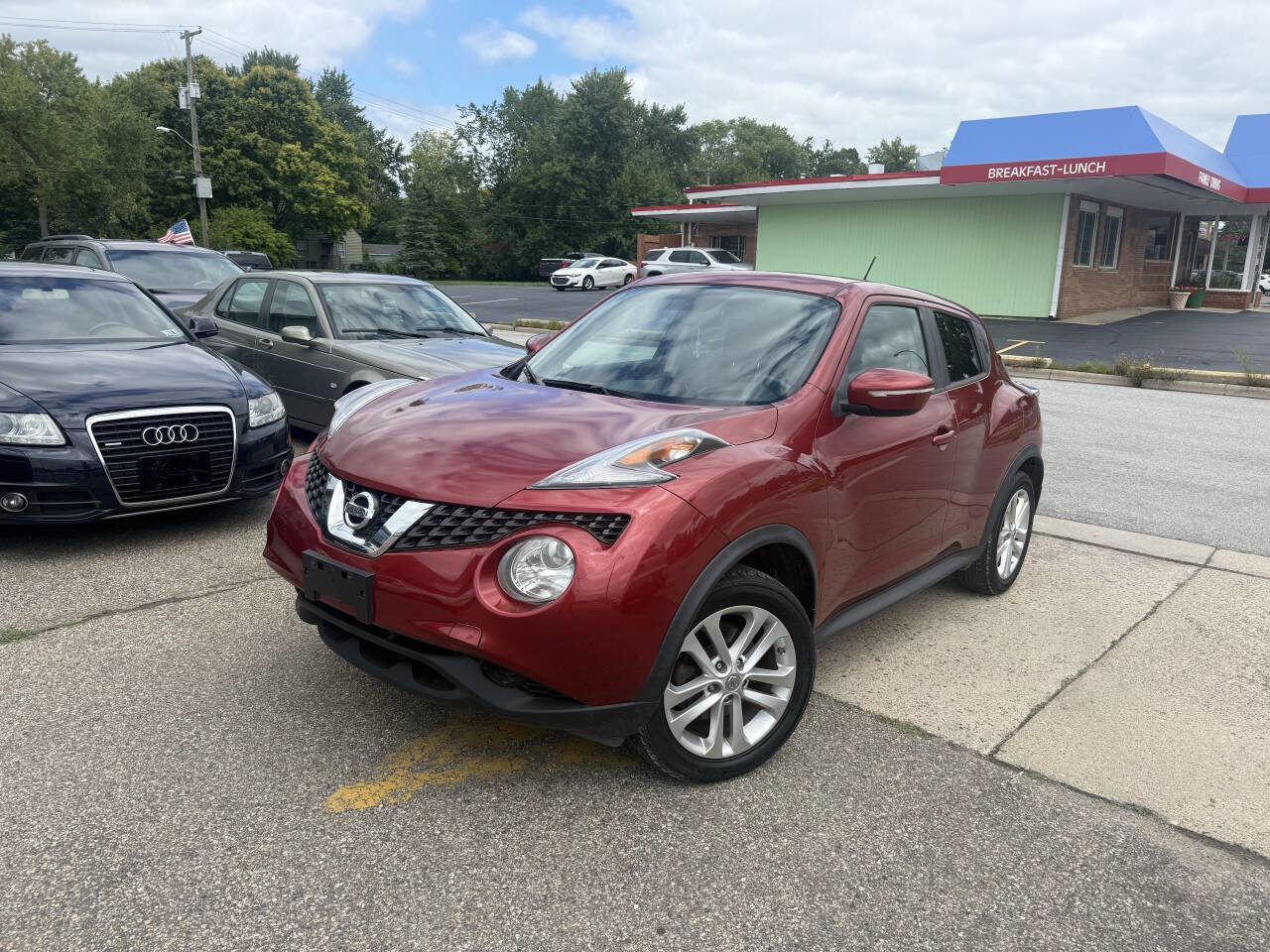 Used 2015 Nissan Juke SV image 2