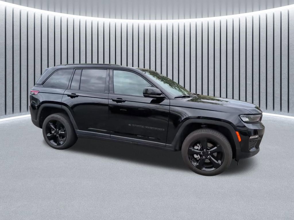 Used 2025 Jeep Grand Cherokee Limited w/ Black Appearance Package AWD/4WD image 3