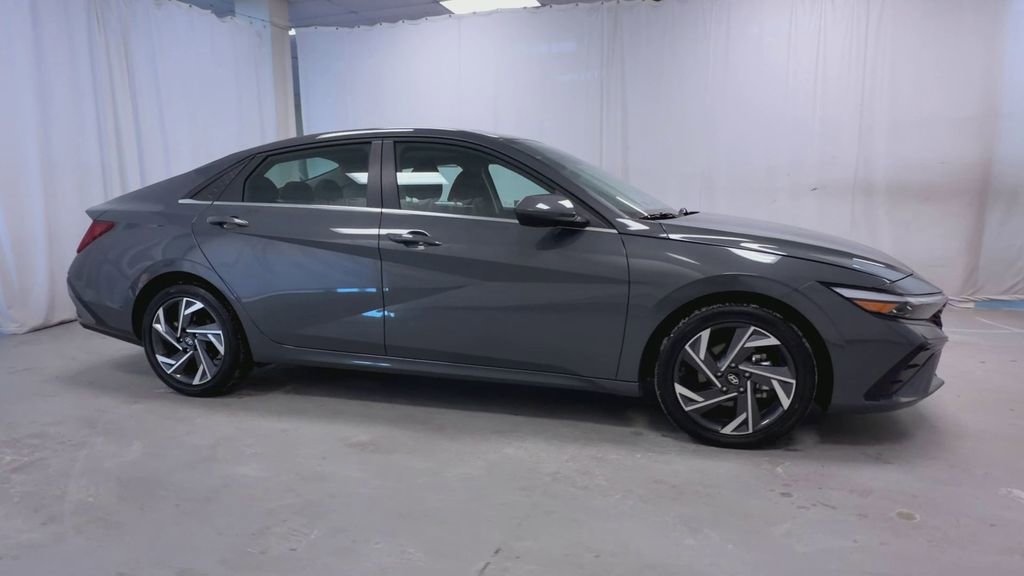 Used 2025 Hyundai Elantra SEL image 2