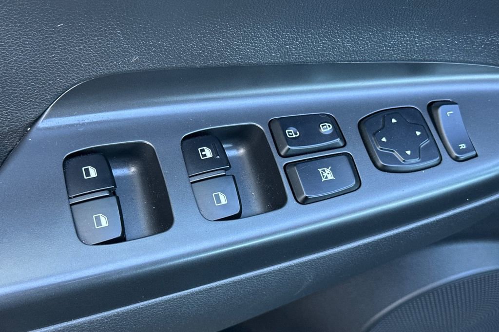 Used 2023 Hyundai Kona SE image 11