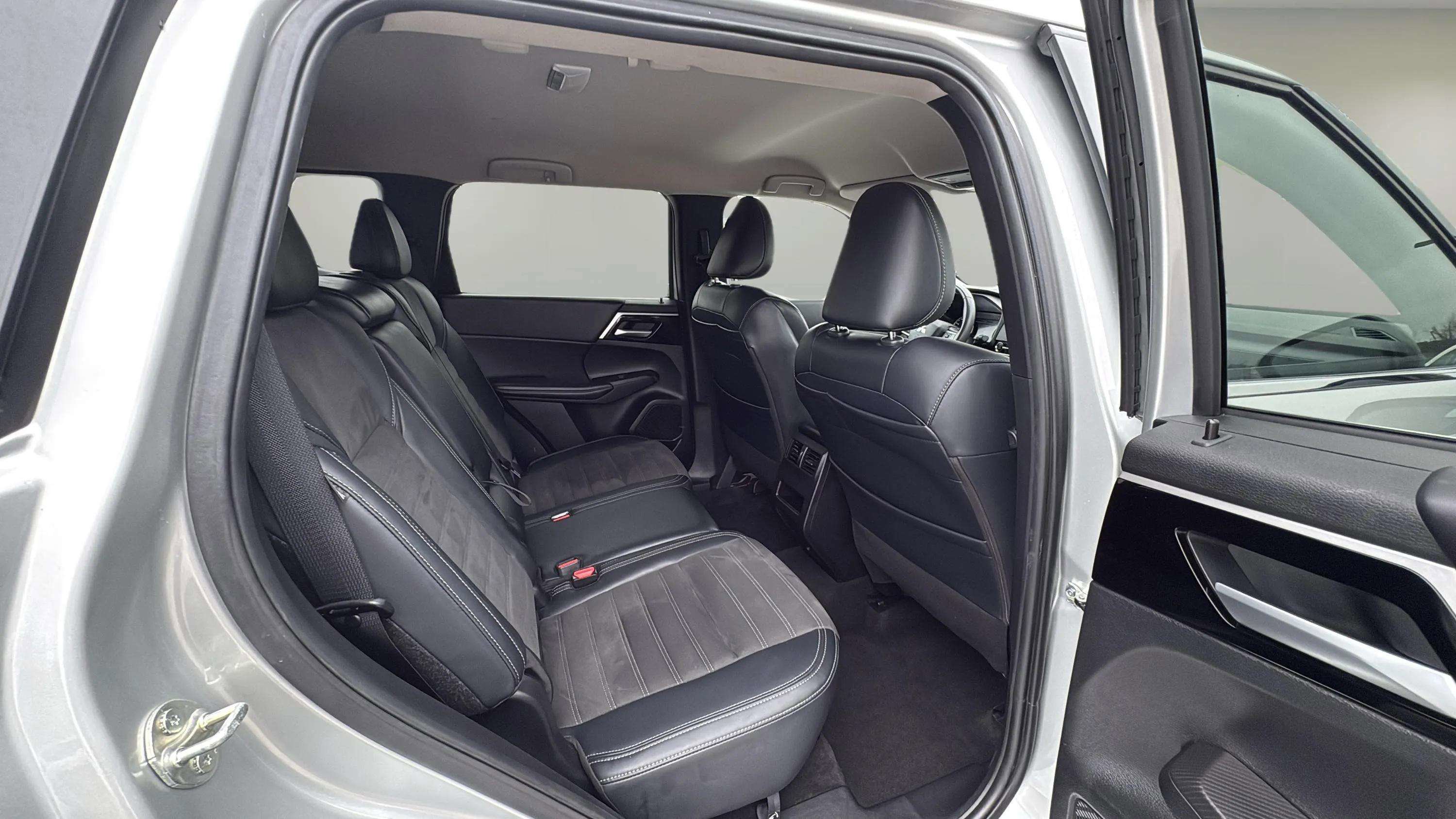 Used 2024 Mitsubishi Outlander SE image 31