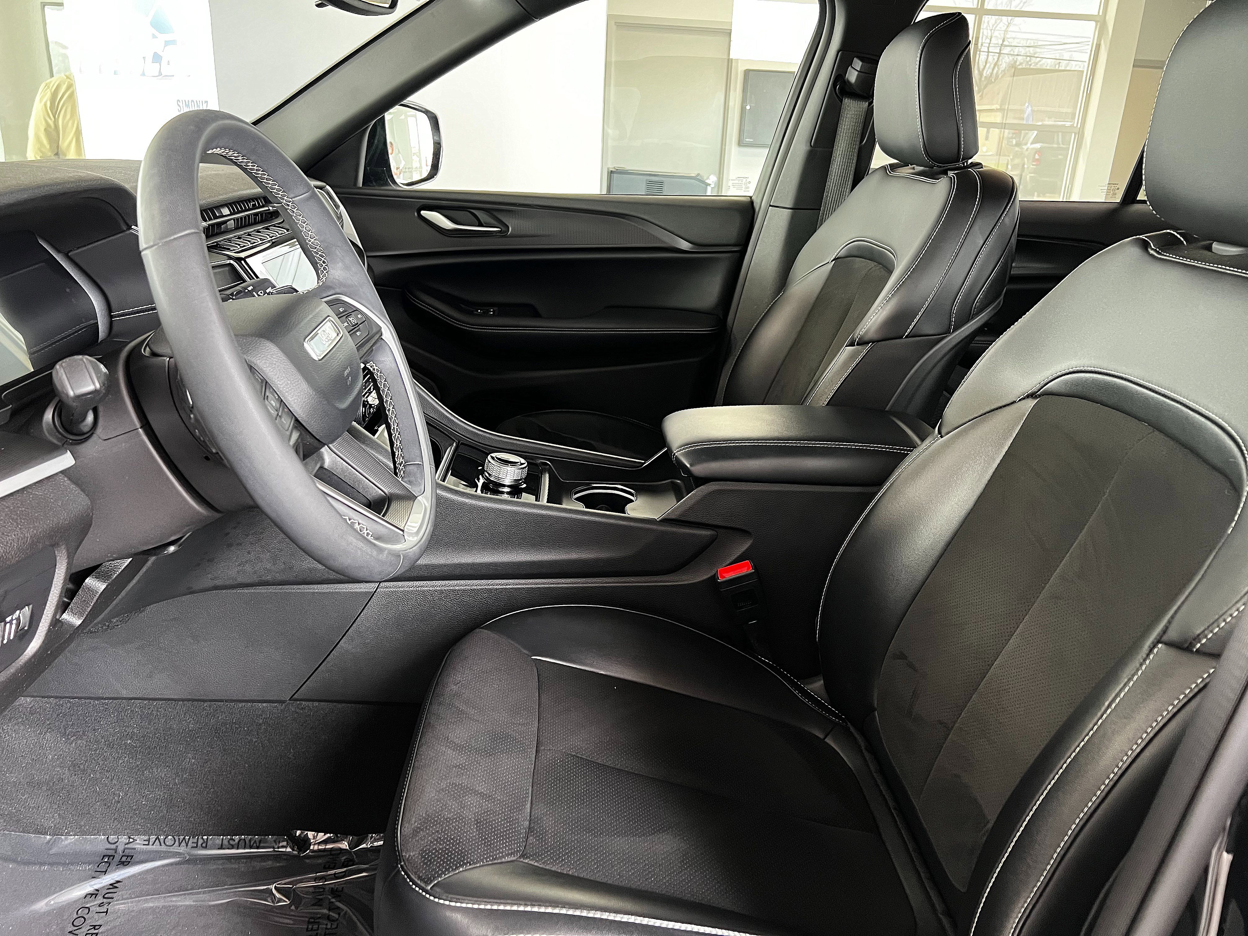 Used 2024 Jeep Grand Cherokee Altitude image 14