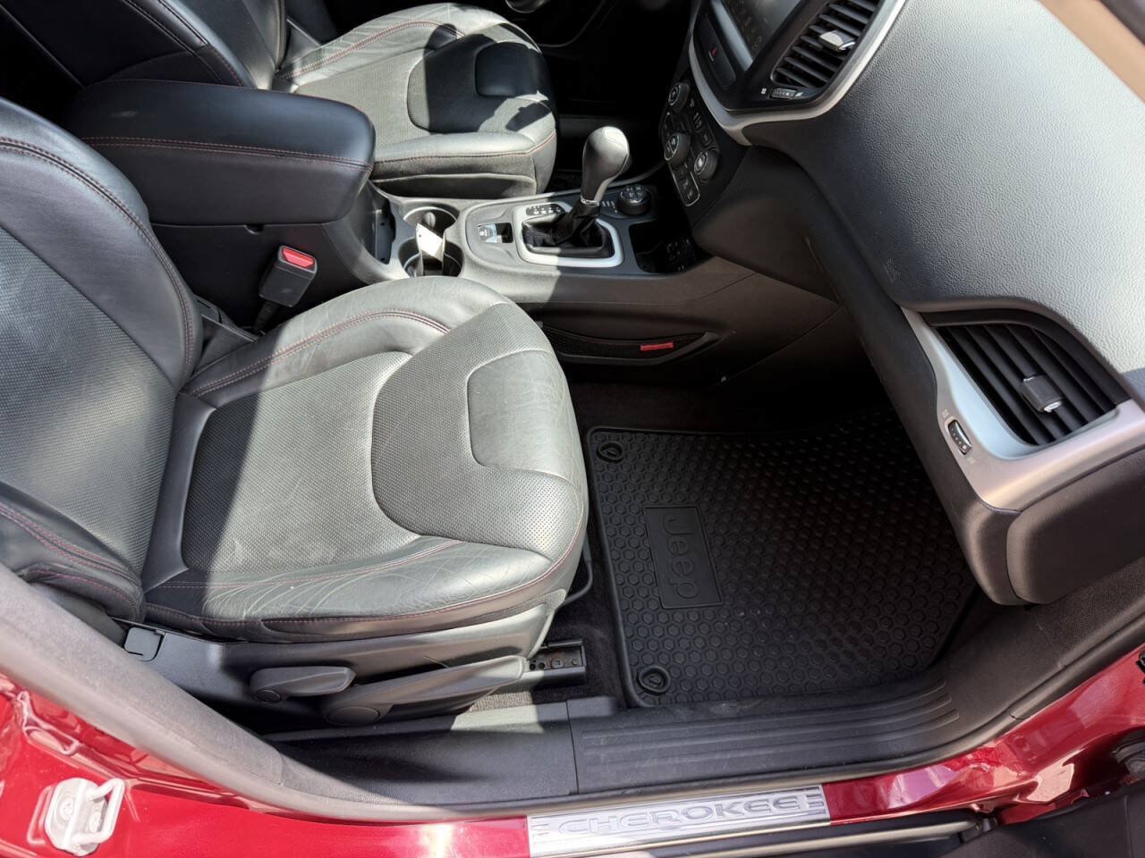 Used 2017 Jeep Cherokee Trailhawk AWD/4WD image 18