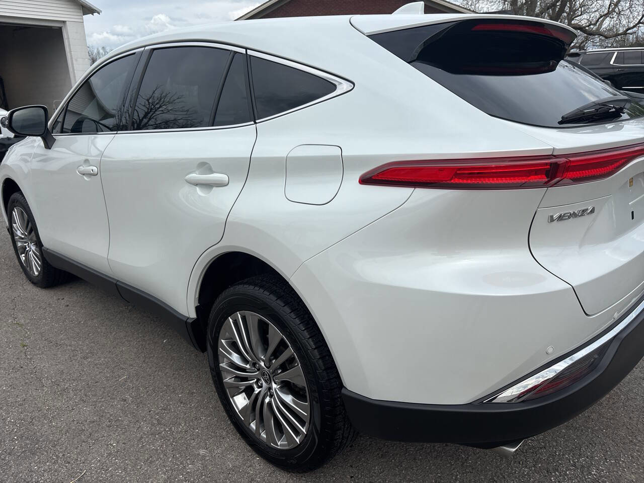 Used 2024 Toyota Venza Limited image 6