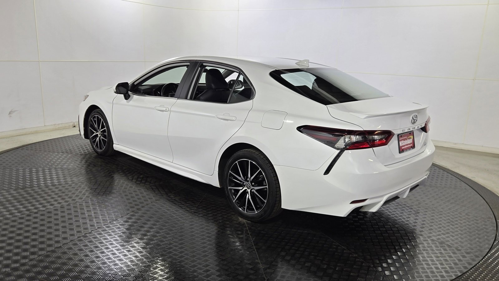 Used 2024 Toyota Camry SE image 5