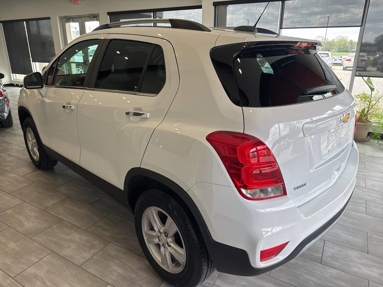 Used 2020 Chevrolet Trax LT w/ Sun & Sound Package image 11