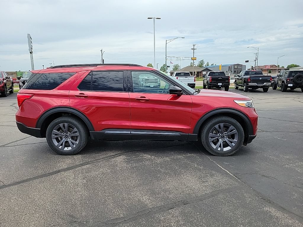 Used 2023 Ford Explorer XLT w/ Equipment Group 202A AWD/4WD image 4