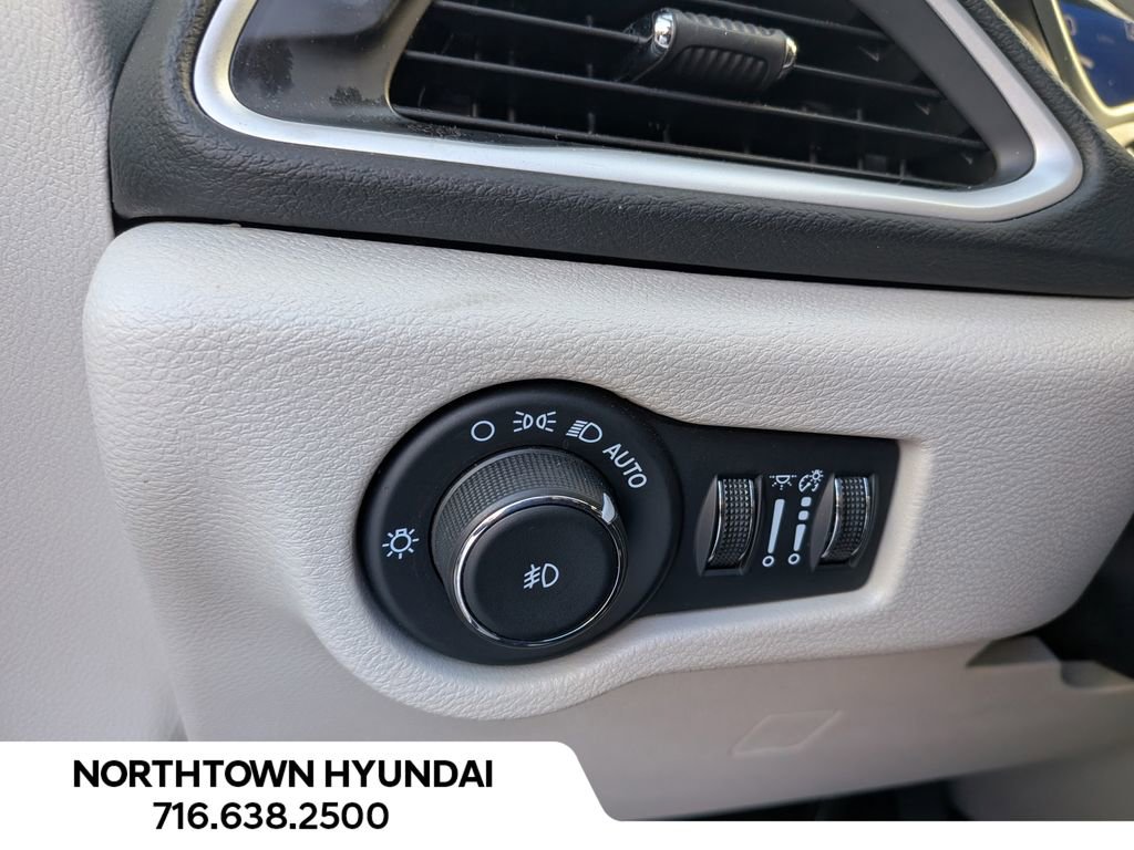 Used 2024 Chrysler Pacifica Touring-L image 29