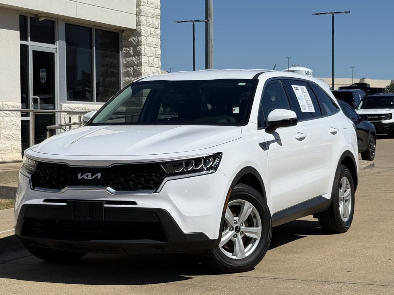 Used 2023 Kia Sorento LX FWD image 2