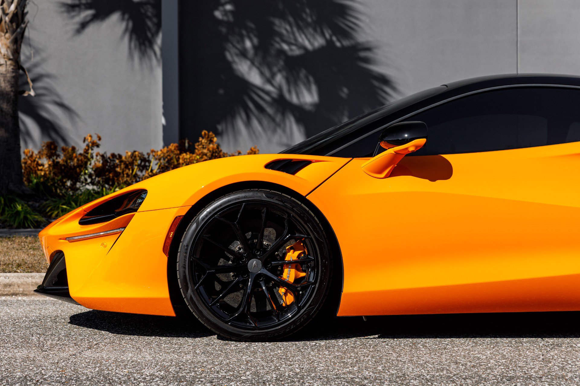 Used 2025 McLaren Artura image 25