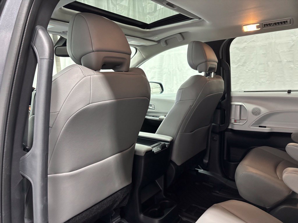 Used 2025 Toyota Sienna XLE AWD/4WD image 50