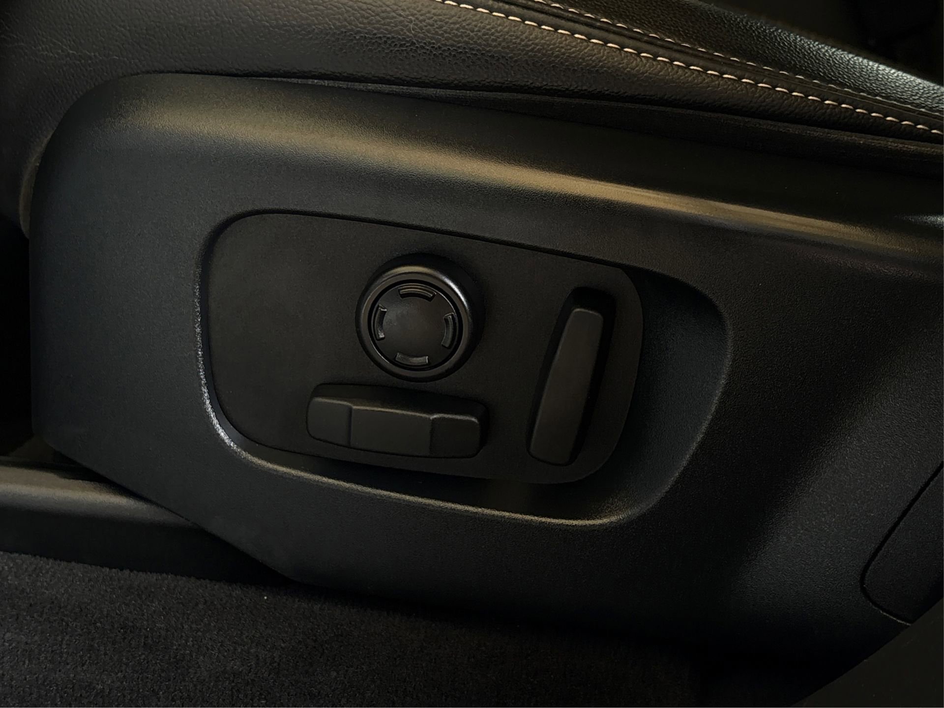 Used 2020 Land Rover Range Rover Velar R-Dynamic S image 30