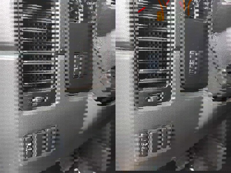 Used 2015 Nissan Titan SV image 19