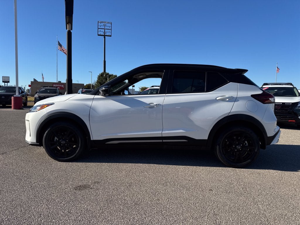 Used 2023 Nissan Kicks SR w/ SR Premium Package FWD image 3