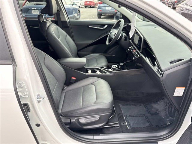 Certified 2025 Kia Niro SX Touring image 9