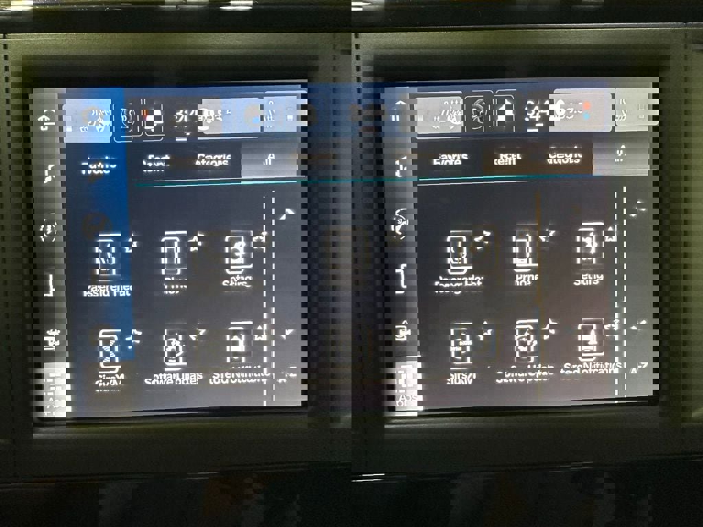 Used 2023 Chrysler Voyager LX image 37