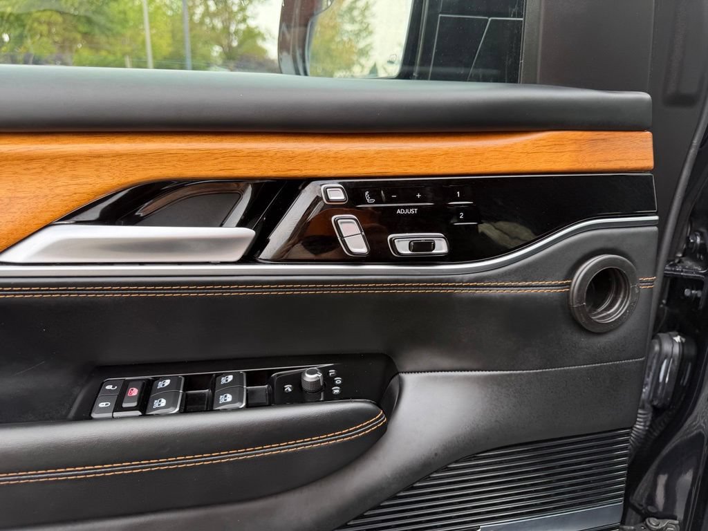 Used 2024 Jeep Grand Wagoneer L Series III AWD/4WD image 12