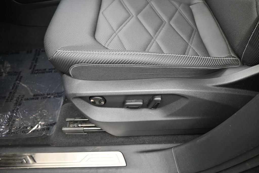 Used 2025 Volkswagen Atlas Cross Sport SE w/ Panoramic Sunroof Package FWD image 18