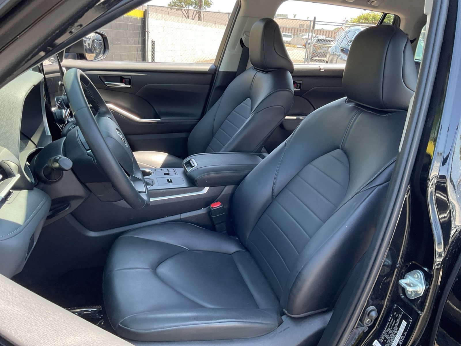 Used 2024 Toyota Highlander XLE FWD image 18