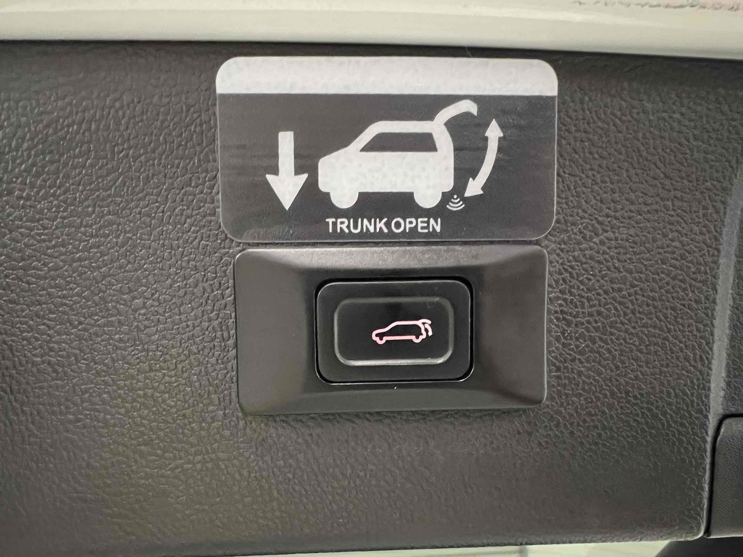 Used 2023 Volkswagen Tiguan SE w/ Panoramic Sunroof Package image 13