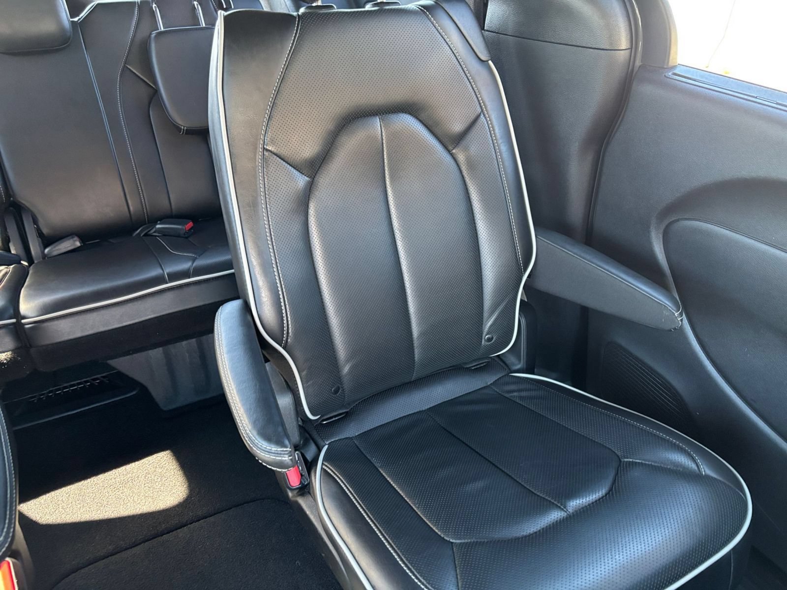 Used 2025 Chrysler Pacifica Limited FWD image 42