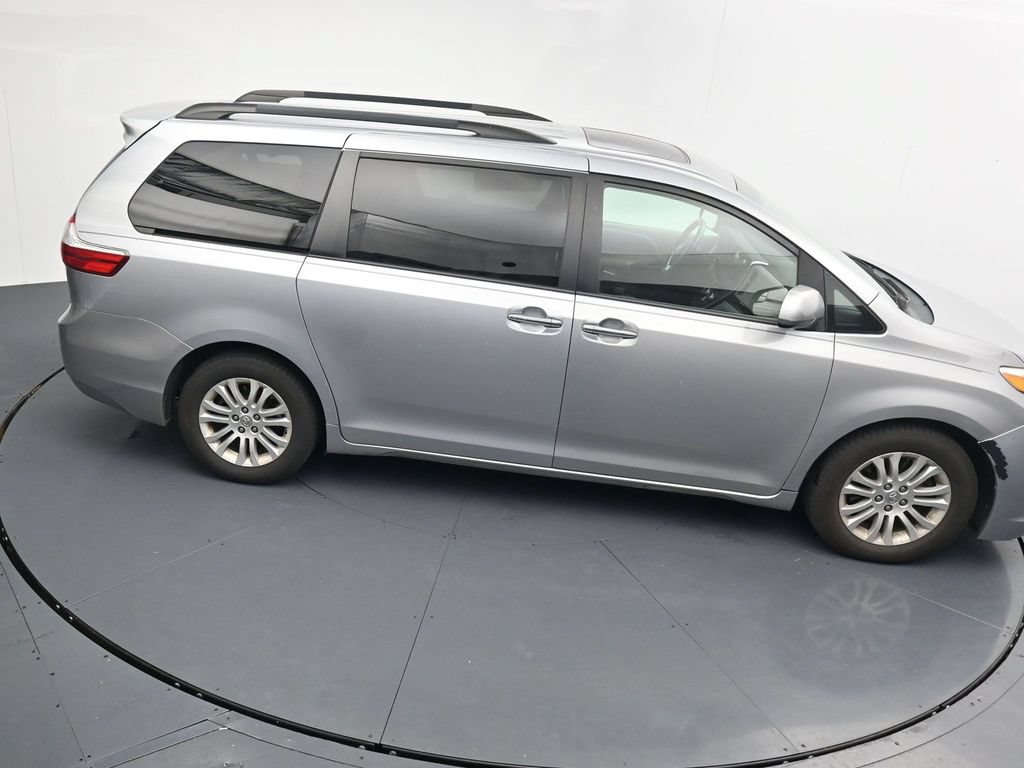 Used 2015 Toyota Sienna XLE w/ Four Season Floor Mat Package FWD image 17
