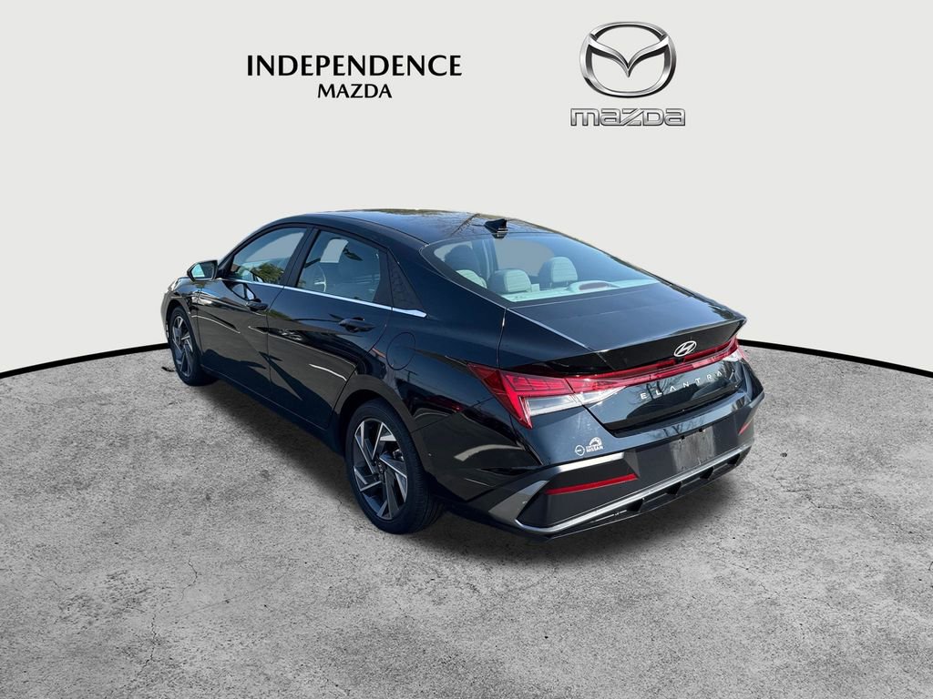 Used 2025 Hyundai Elantra SEL image 5