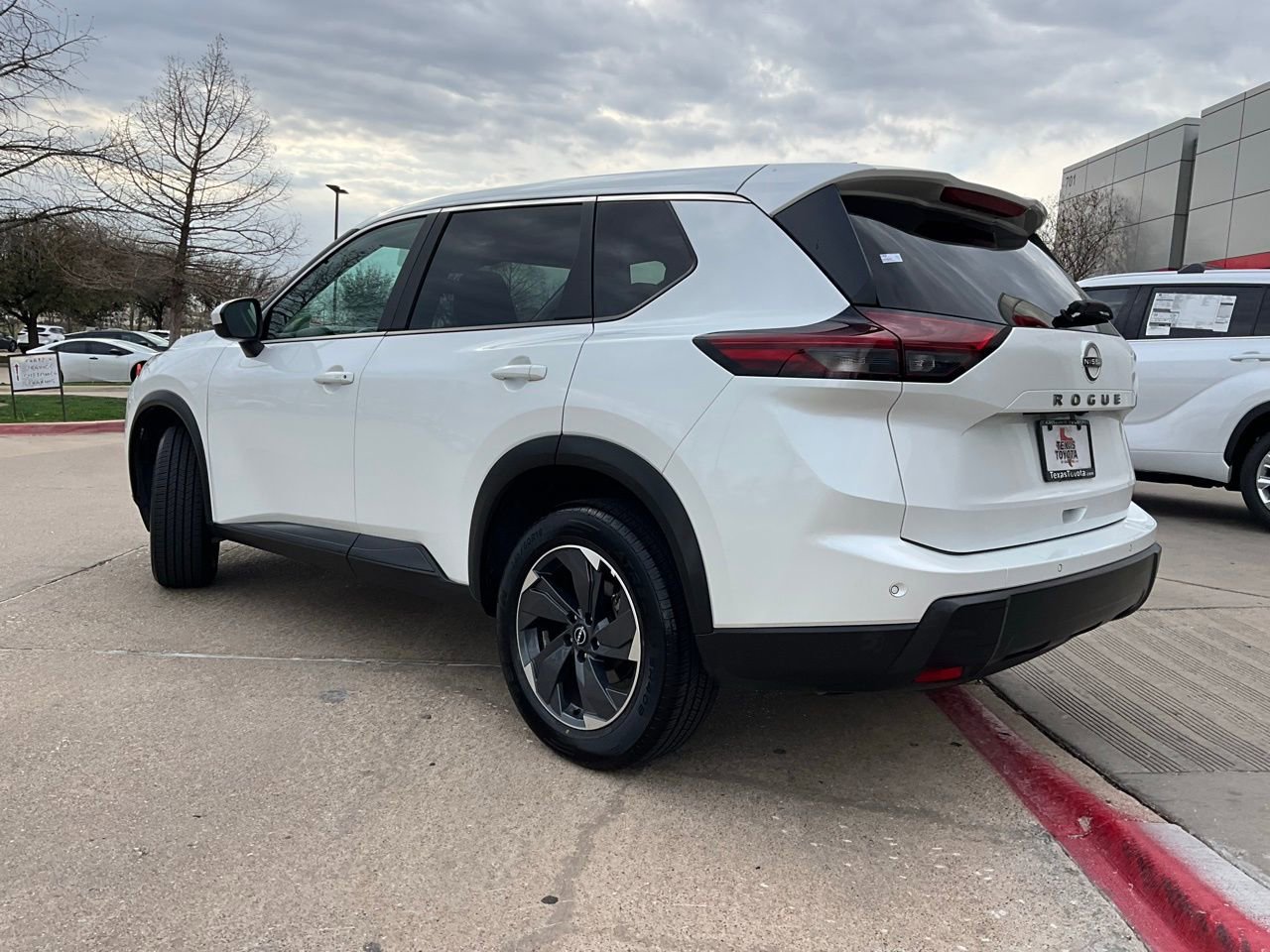 Used 2025 Nissan Rogue SV image 8