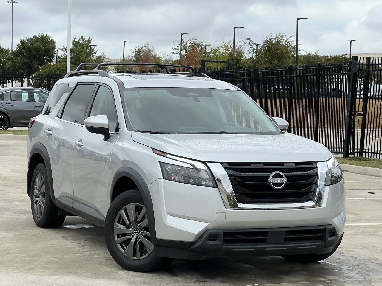 Used 2023 Nissan Pathfinder SV w/ SV Premium Package AWD/4WD image 1