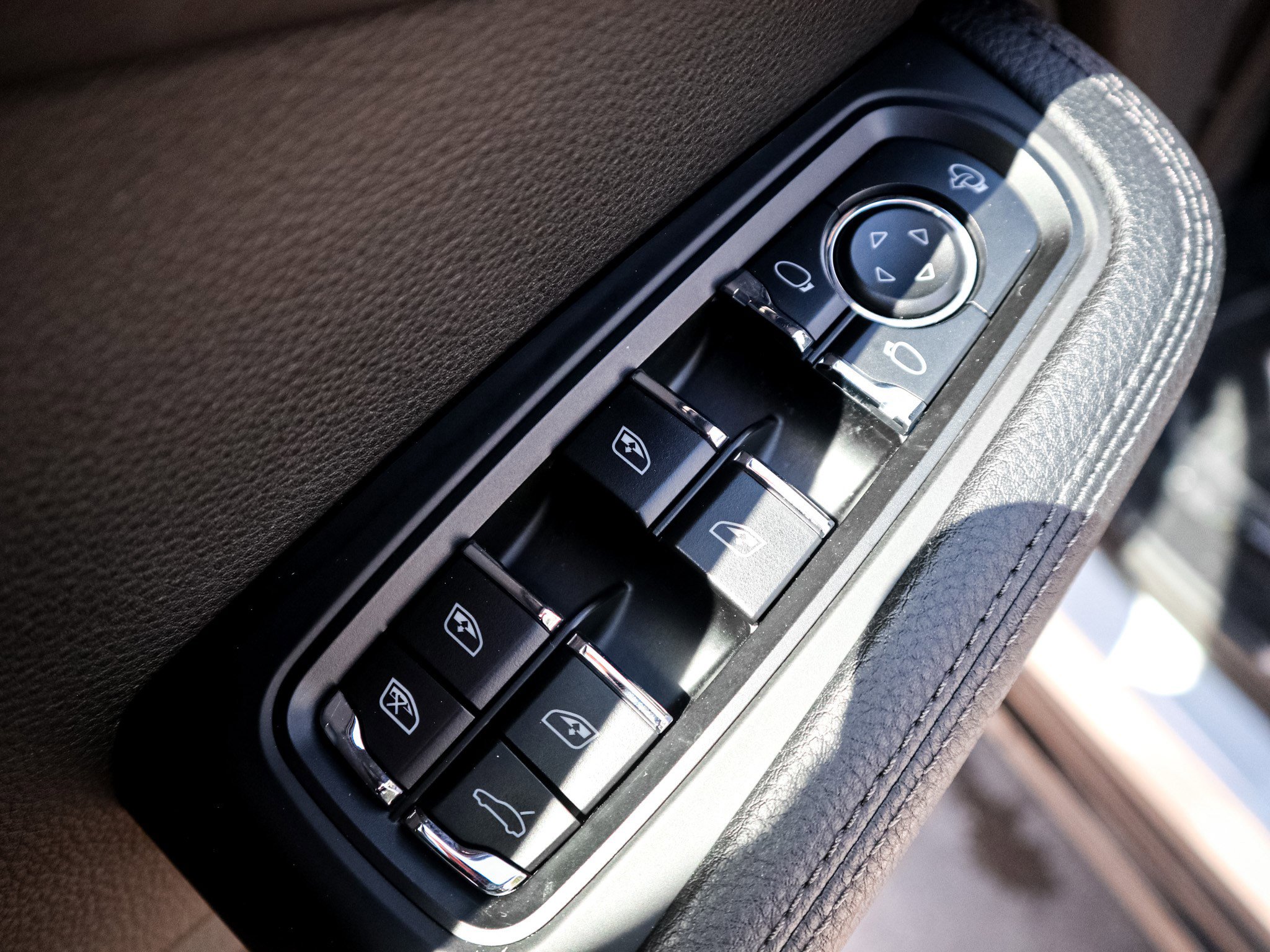Used 2024 Porsche Macan Turbo AWD/4WD image 15