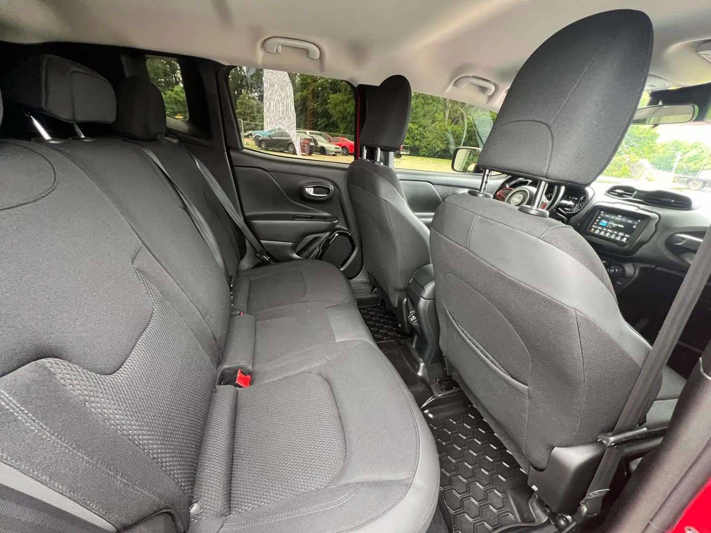 Used 2018 Jeep Renegade Altitude AWD/4WD image 9