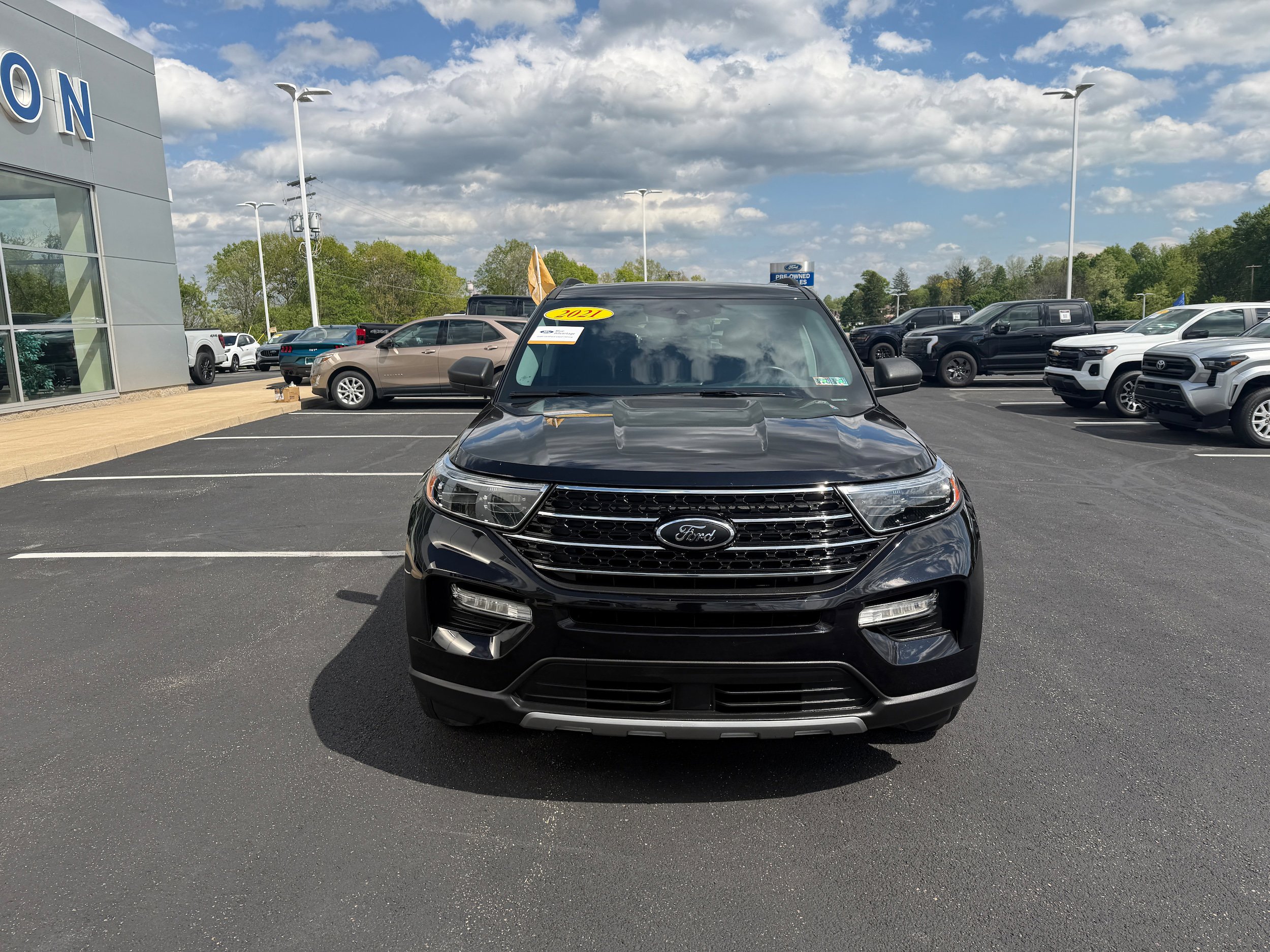 Certified 2021 Ford Explorer XLT w/ Equipment Group 202A AWD/4WD image 3
