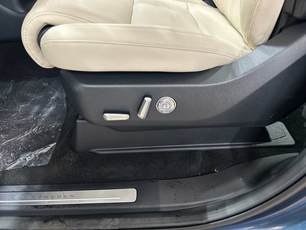 New 2027 Lincoln Navigator Reserve AWD/4WD image 11
