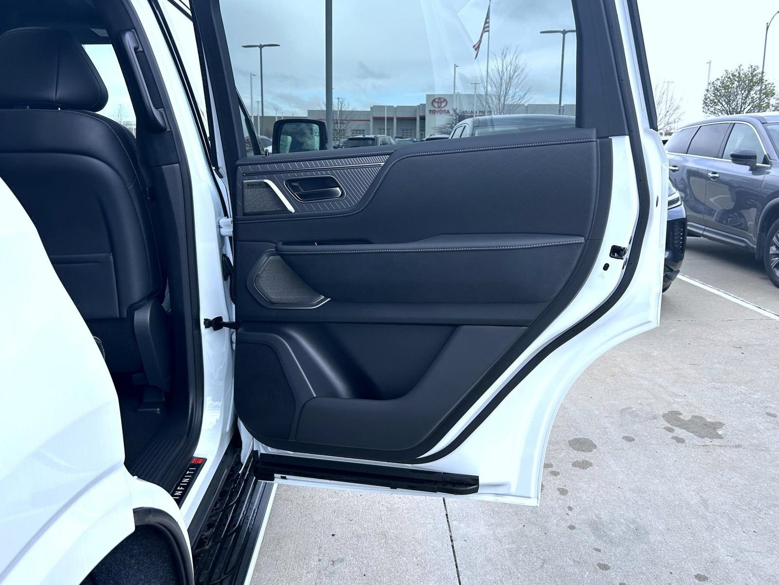 New 2026 INFINITI QX80 Autograph w/ Premium Cargo Package AWD/4WD image 17