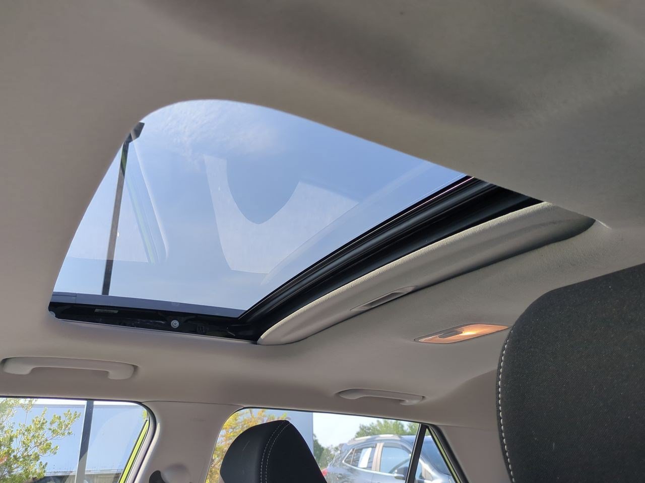 Used 2023 Hyundai Venue SEL FWD image 18
