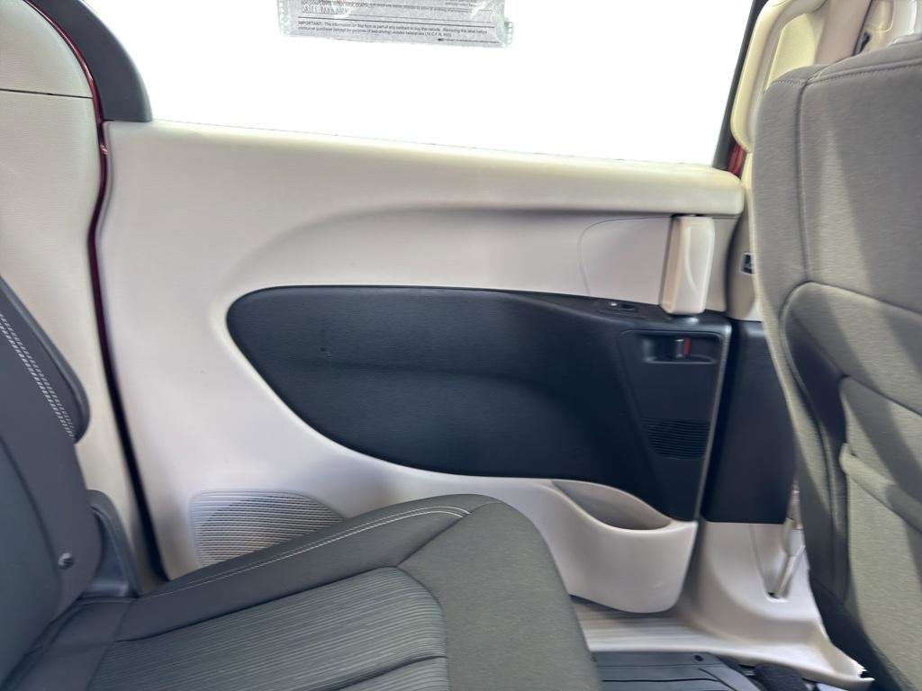 Used 2022 Chrysler Voyager LX image 15