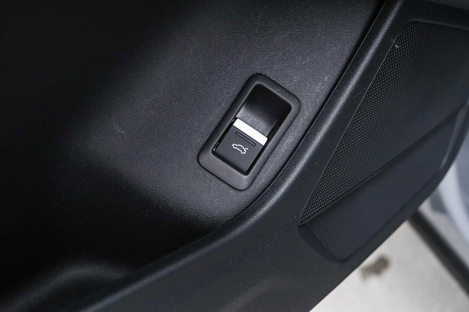 Used 2023 Audi Q4 e-tron Prestige image 27