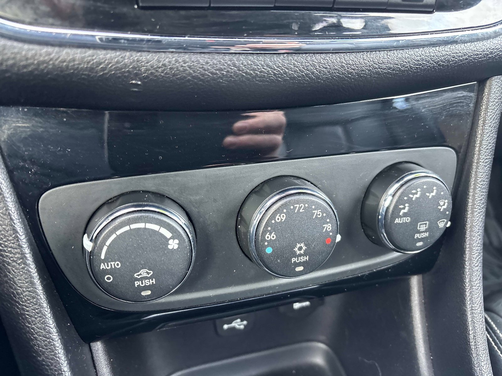 Used 2011 Chrysler 200 Limited image 26