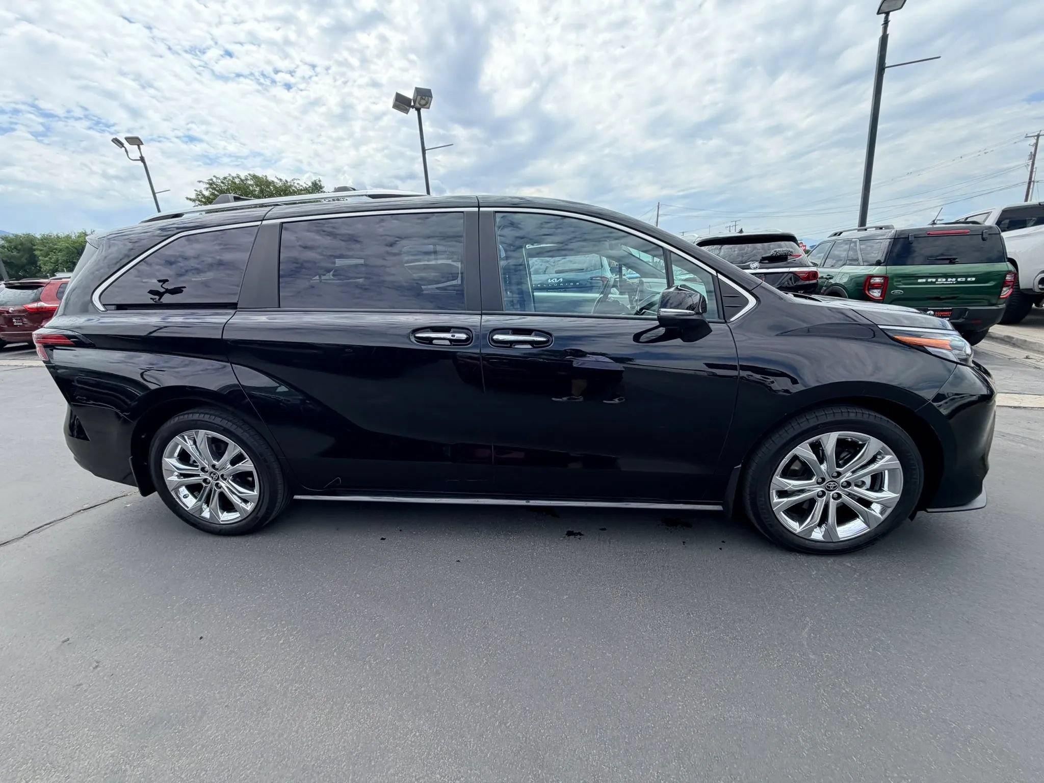 Used 2024 Toyota Sienna Platinum FWD image 3