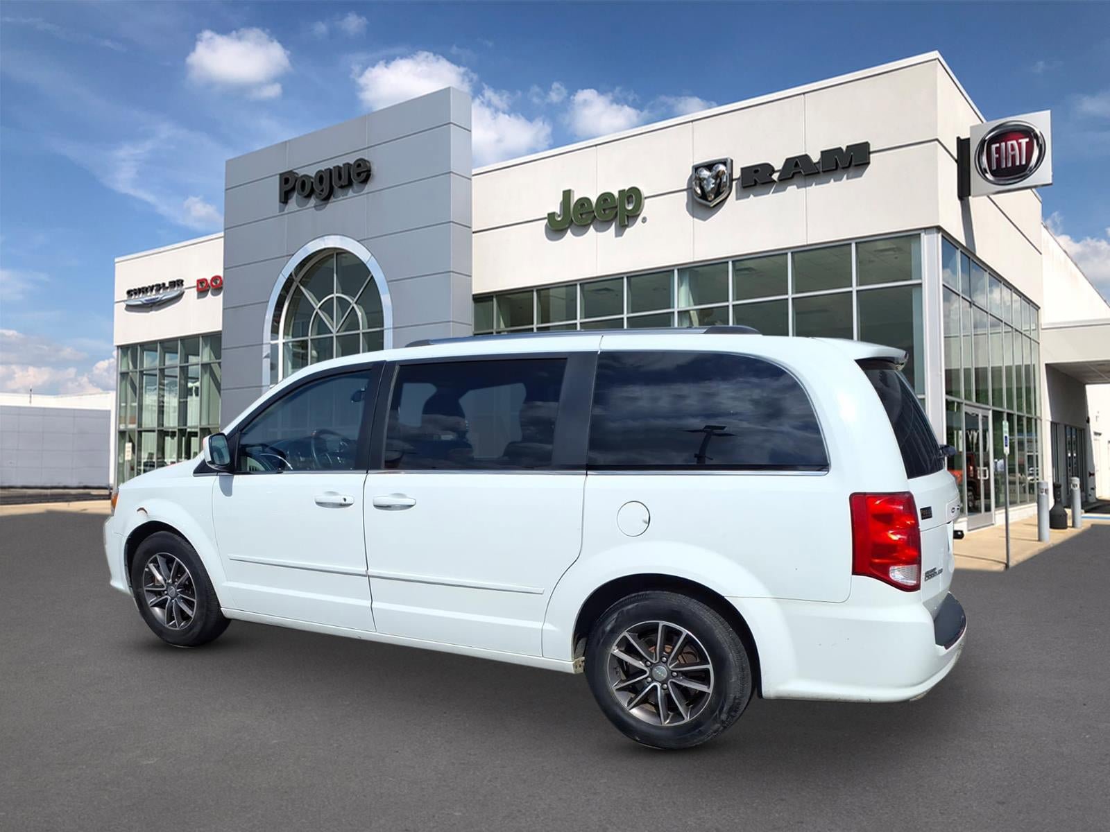 Used 2017 Dodge Grand Caravan SXT image 3