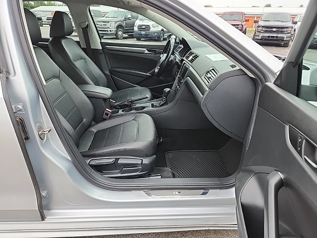 Used 2018 Volkswagen Passat 2.0T R-Line FWD image 30