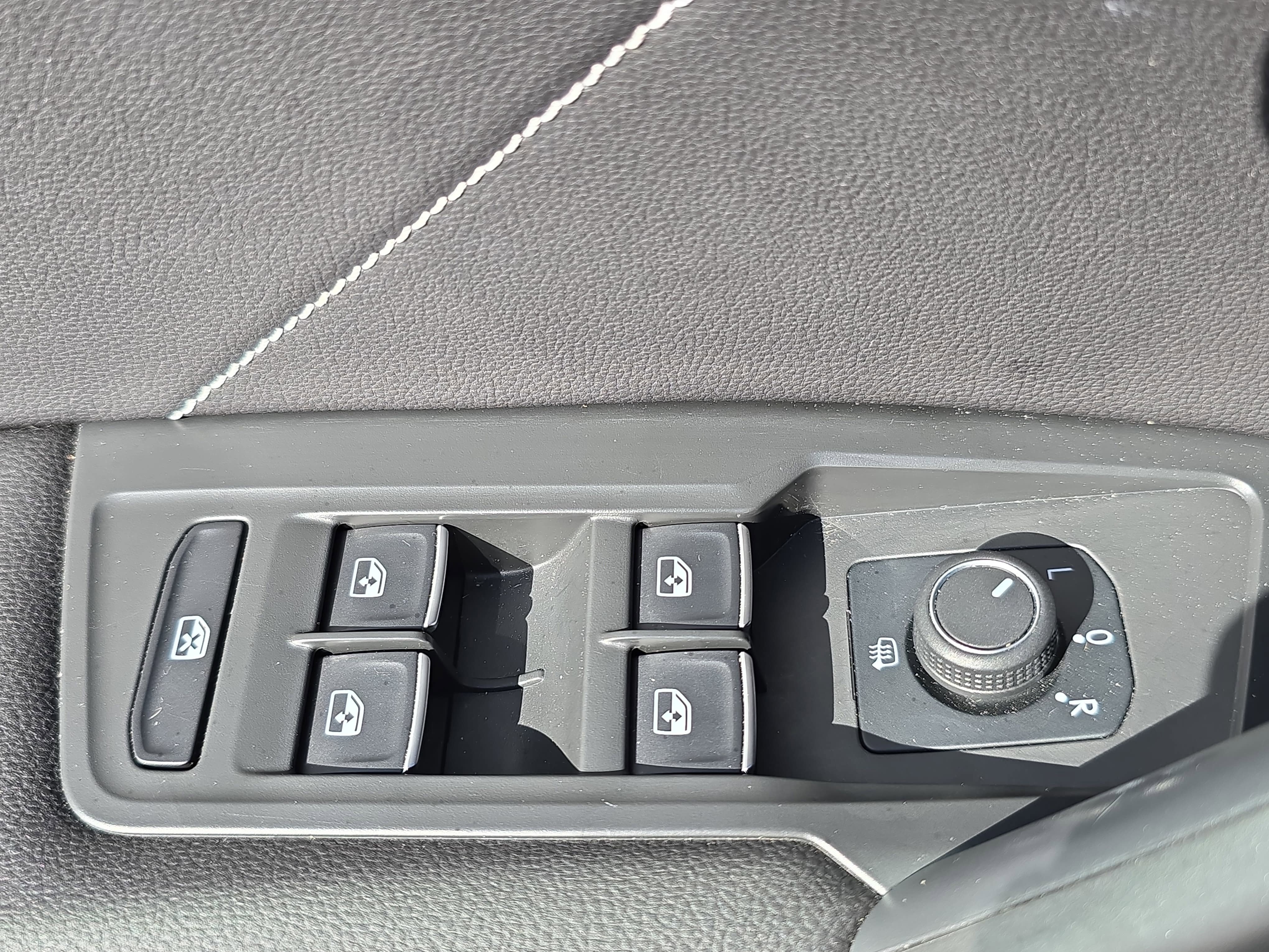 Used 2024 Volkswagen Tiguan SE R-Line image 28