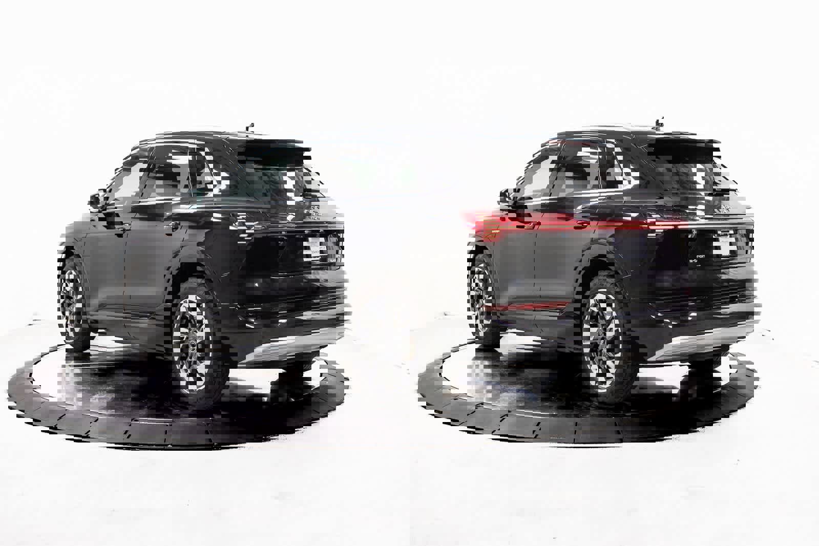 Used 2022 Audi e-tron Premium image 3