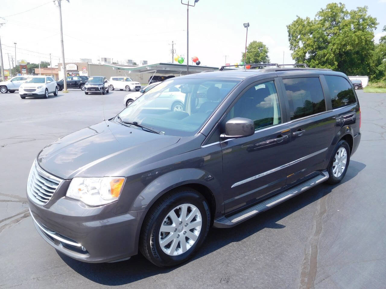 Used 2016 Chrysler Town & Country Touring image 10