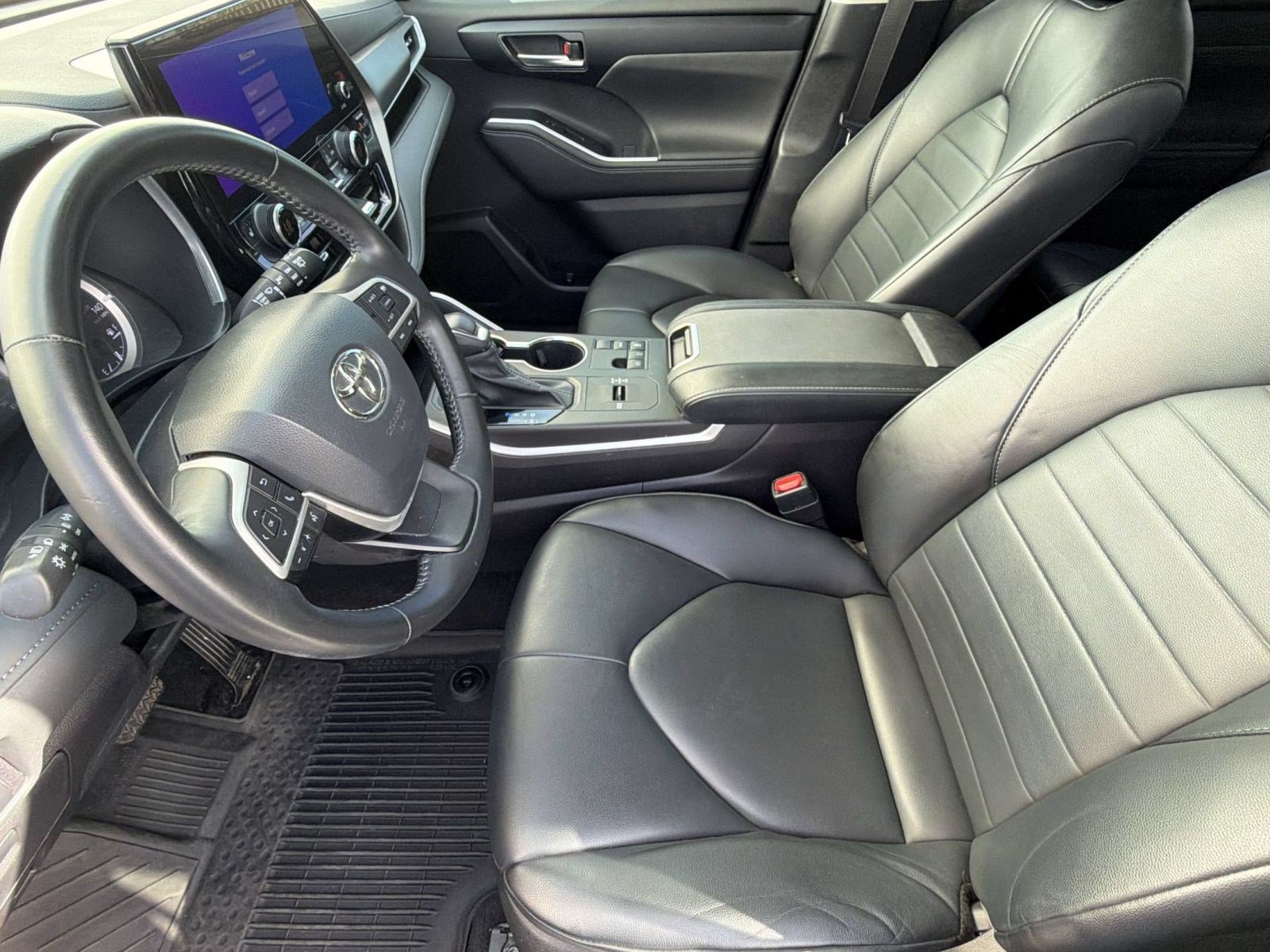 Used 2023 Toyota Highlander XLE FWD image 14