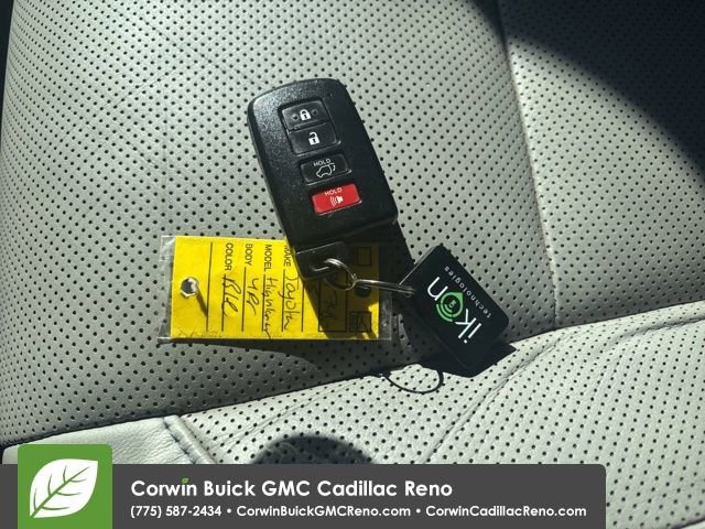 Used 2015 Toyota Highlander Limited w/ Driver Technology Package image 40