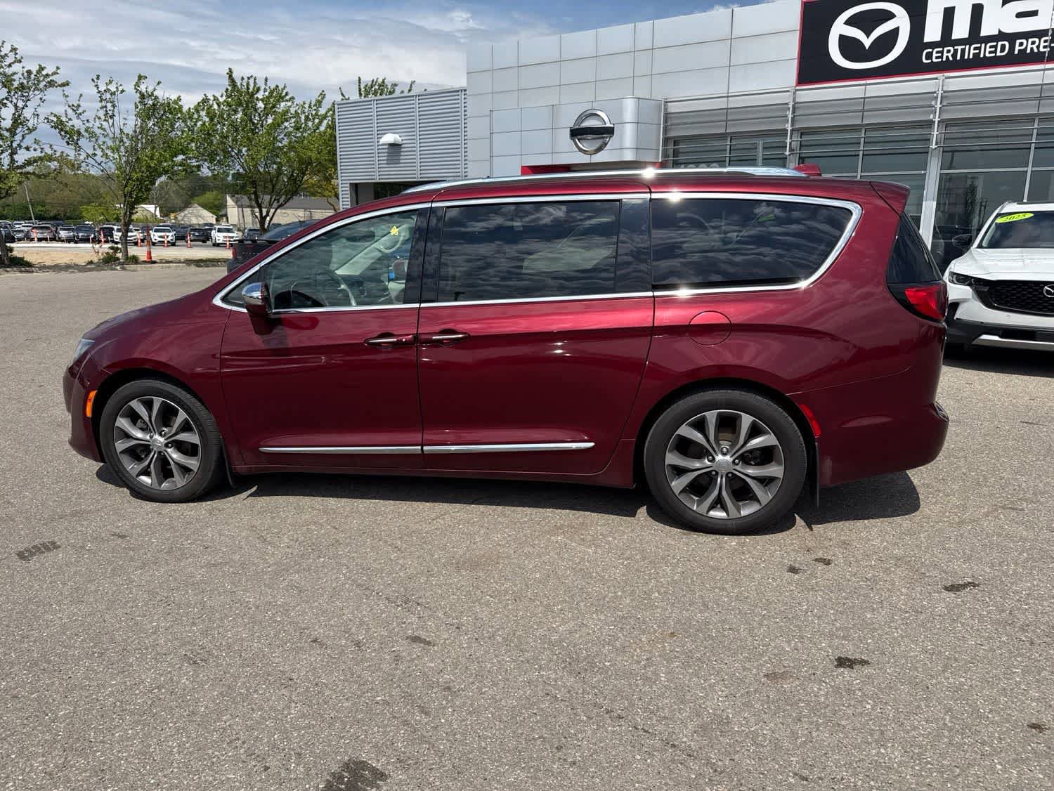 Used 2018 Chrysler Pacifica Limited w/ Tire & Wheel Group FWD image 8